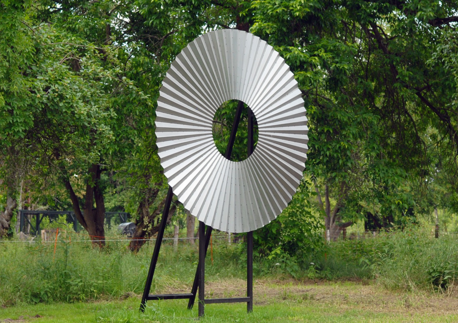 <p>Farbkreis en-plein-air – Ausstellungsansicht: Skulpturenpark Schlossgut Schwante permanent installiert seit 2020 – Metall, Schrauben, Lack – 335 × 230 × 120 cm</p>