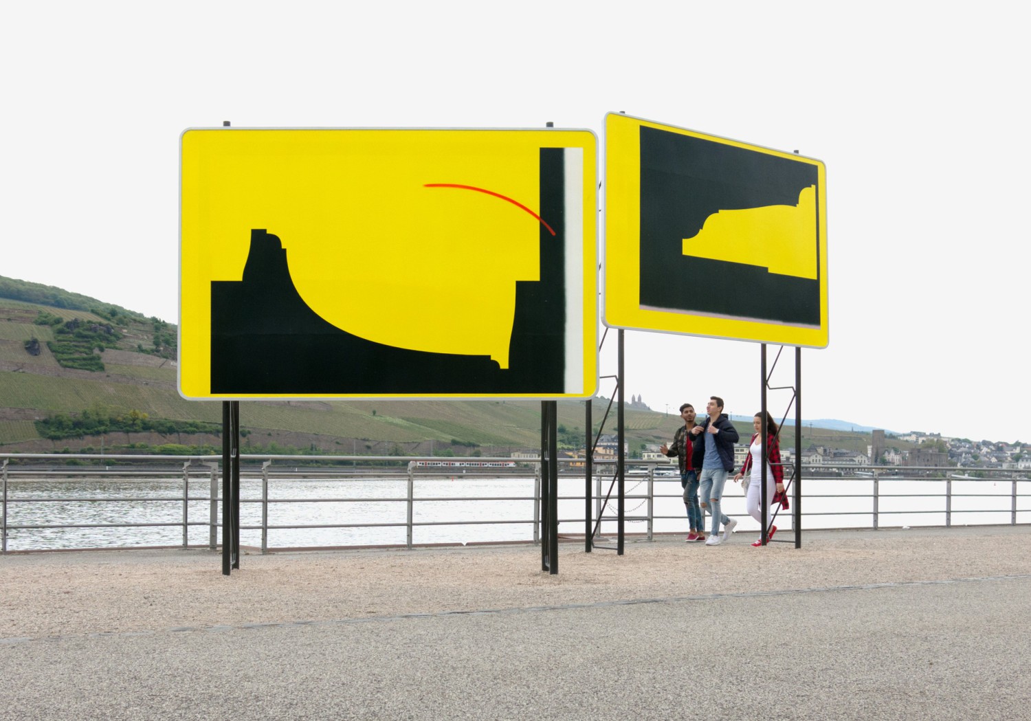 <p>Touristischer Hinweis (Stuckleistenprofil & Rahmenprofil) – 2017 – Ansicht: Skulpturen Triennale Bingen, Sperrholz, Metall, Acryl, beton – 800 × 500 × 320 cm</p>